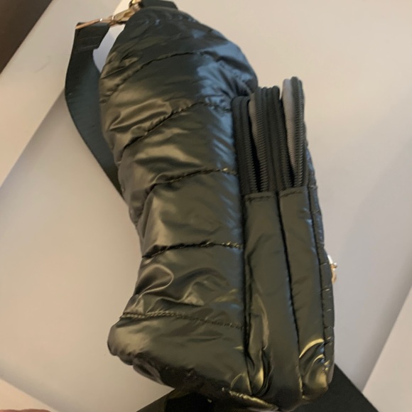 Wonderful Black Crossbody Hydro Bag w/Gold Accents. Holds water bottle & more! - Picture 9 of 11